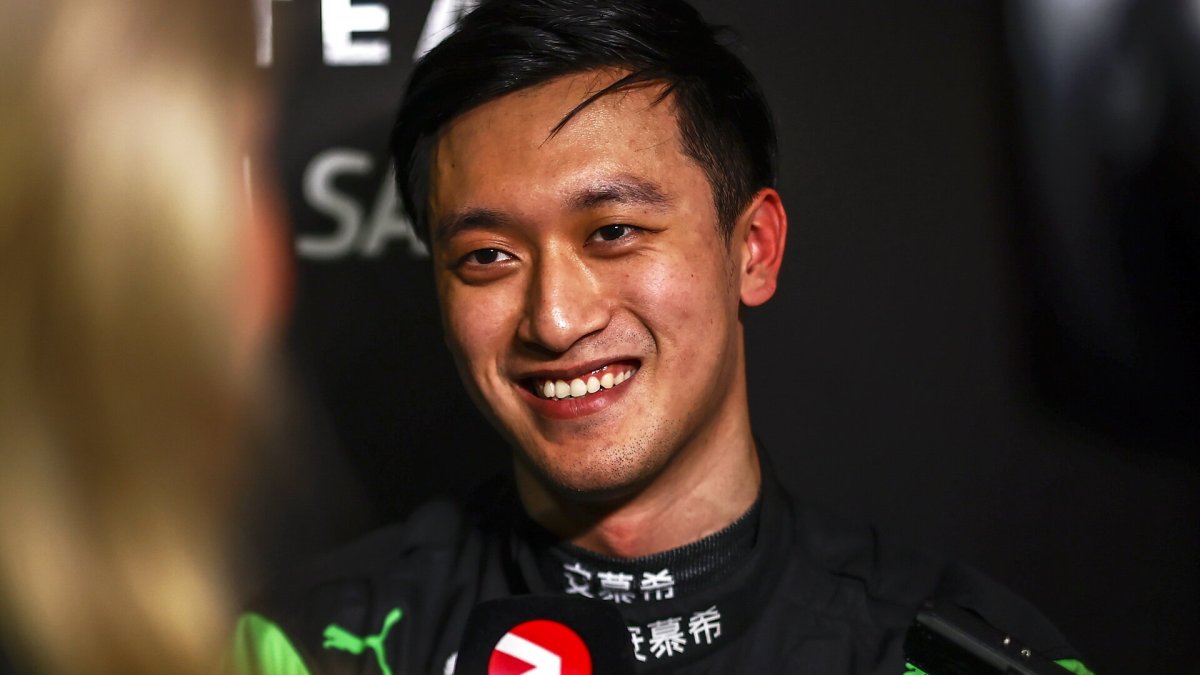 Guanyu Zhou při testech v Bahrajnu