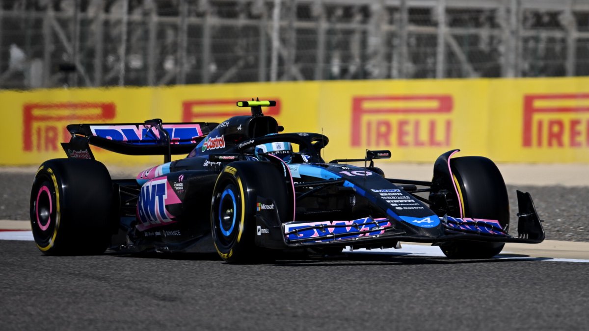 Pierre Gasly s novým Alpine A524 při testech v Bahrajnu