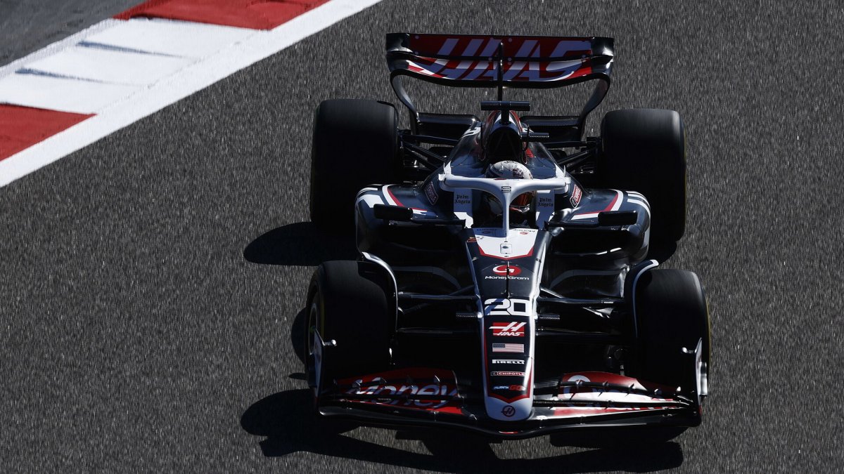 Kevin Magnussen s novým Haas VF-24 Ferrari
