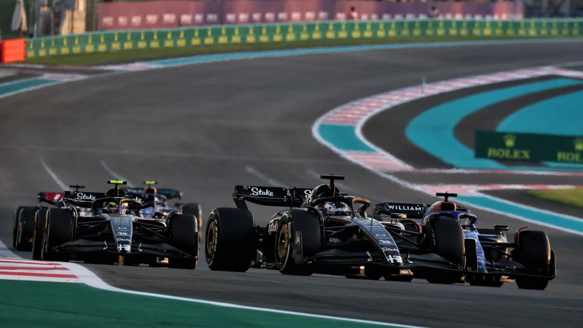 Valterri Bottas s Guanyu Zhou v závodě v Abú Zabí