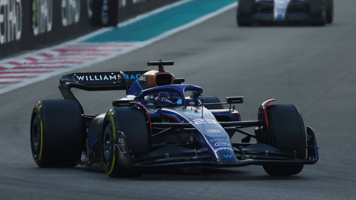 Alexander Albon v závodě v Abú Zabí