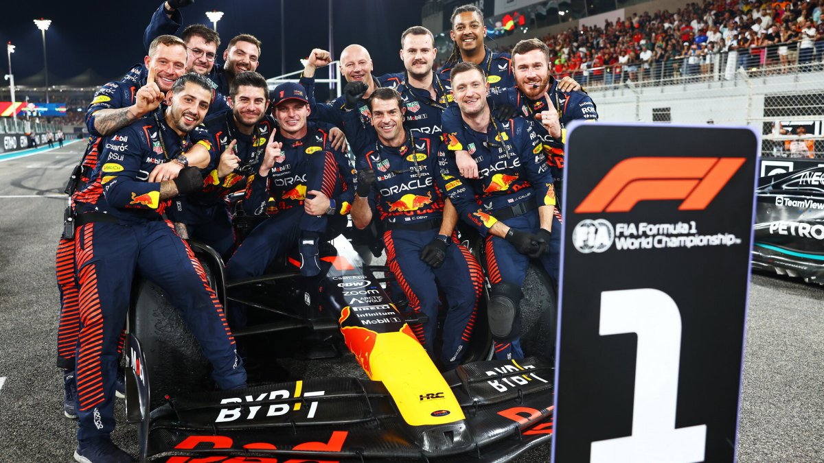 Max Verstappen slaví dalsí vítězství po závodě v Abú Zabí