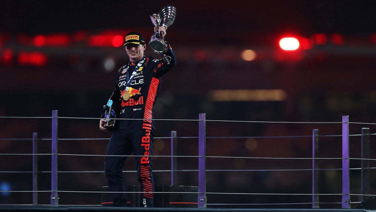 Max Verstappen se svou trofejí za první místo po závodě v Abú Zabí