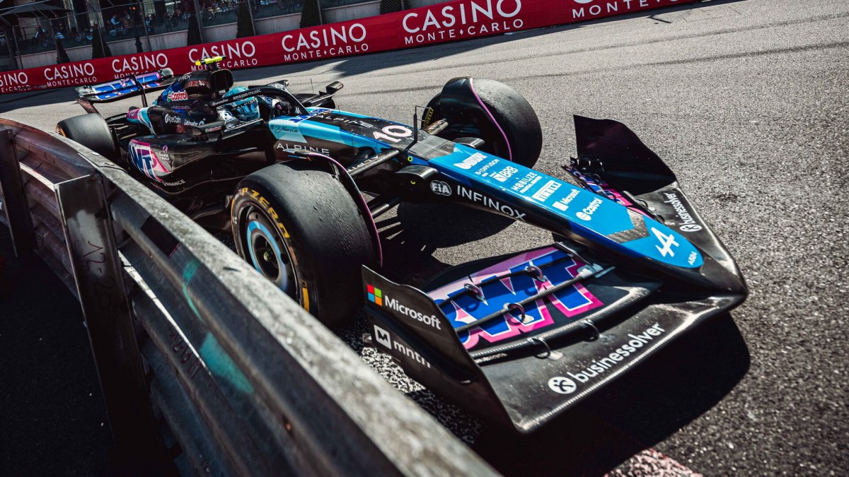 Pierre Gasly v závodě v Monaku