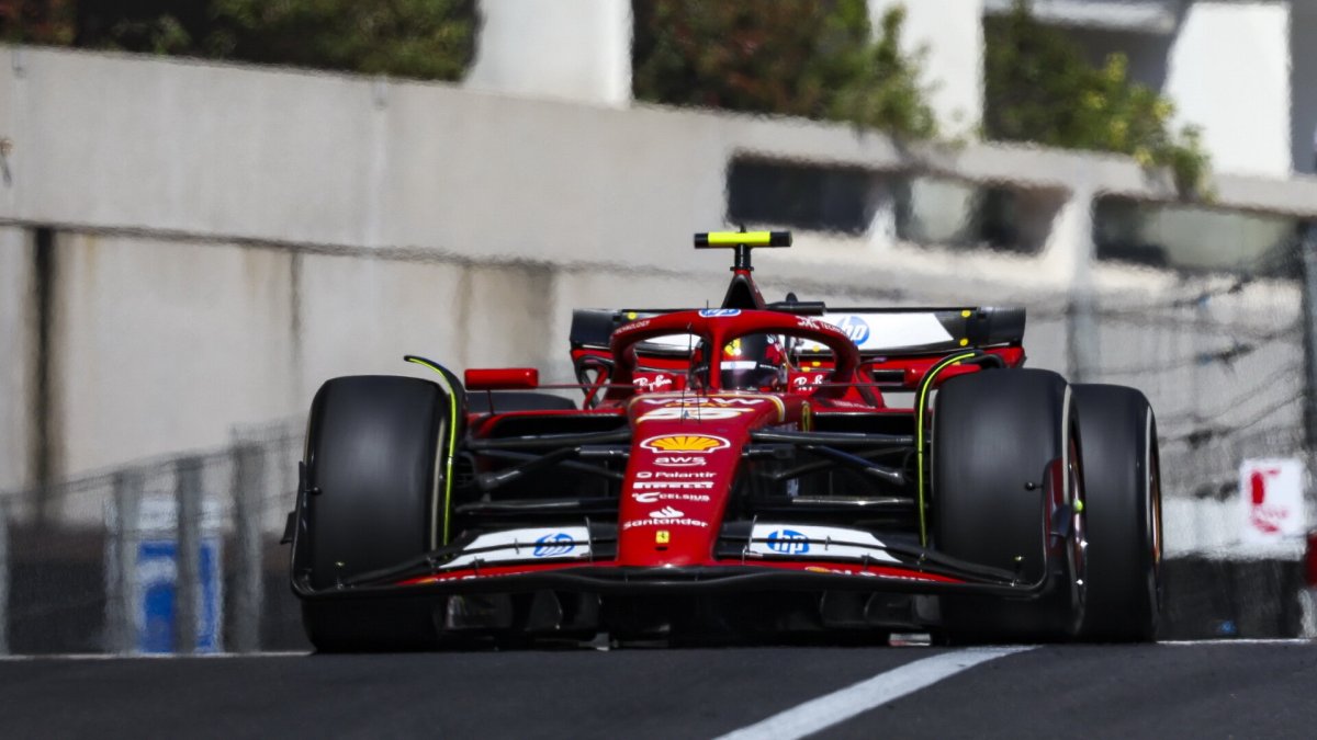 Carlos Sainz v závodě v Monaku