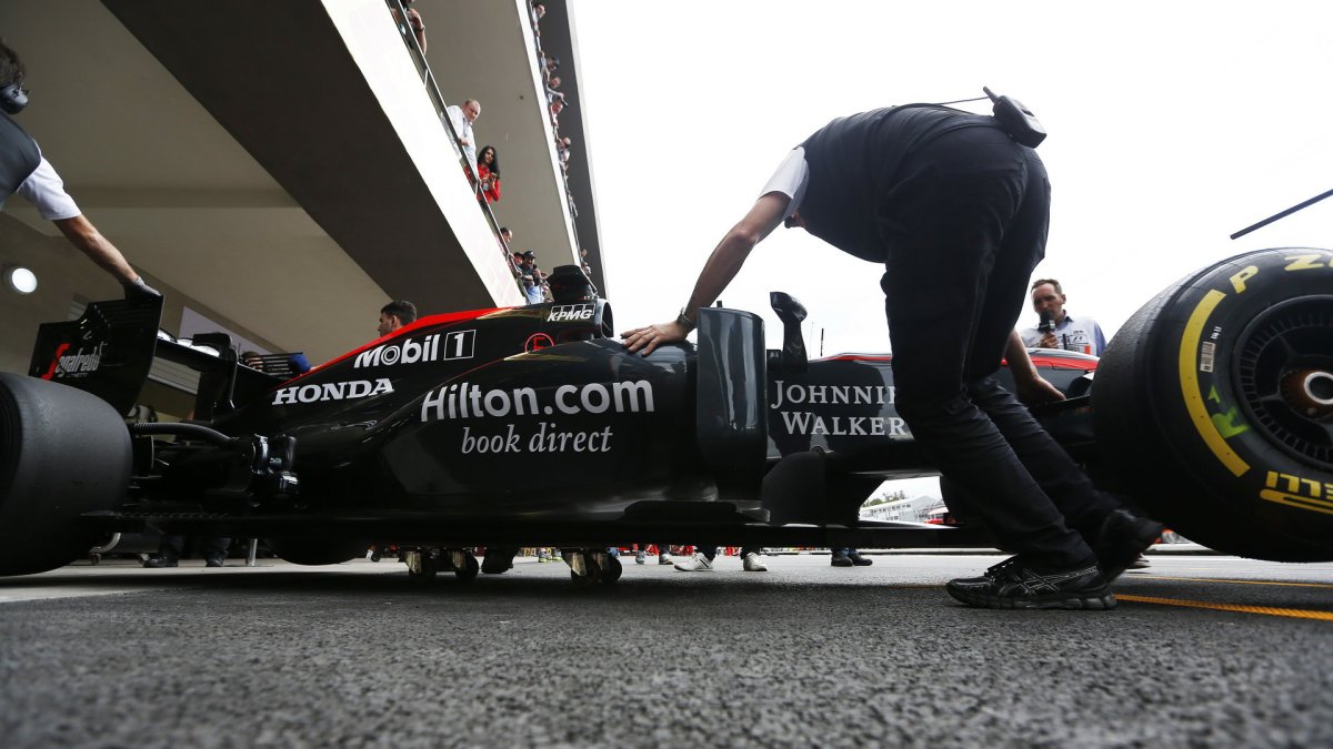 Bočnice vozu McLaren MP4-30 Honda v Mexiku
