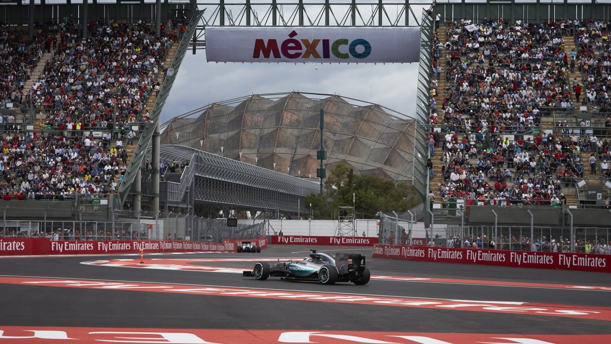 Lewis Hamilton v Mexiku