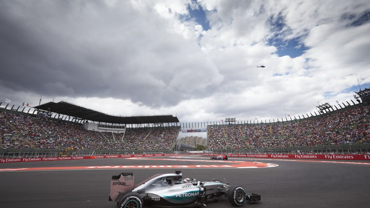 Lewis Hamilton v Mexiku