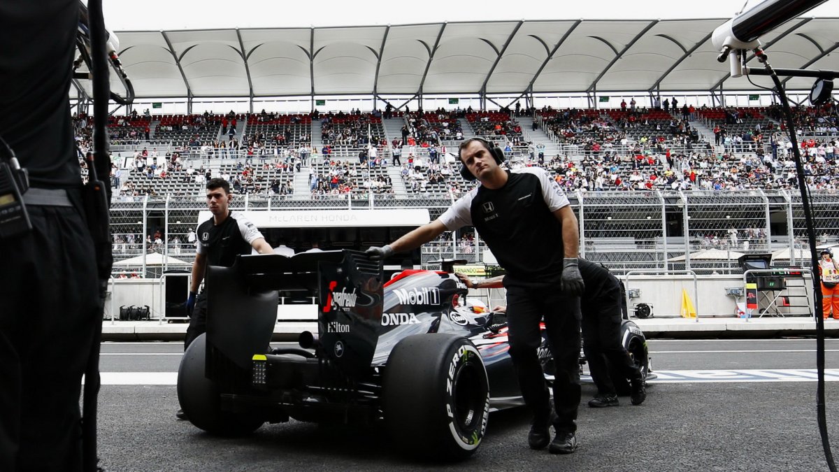 Fernando Alonso couvá do boxů v Mexiku