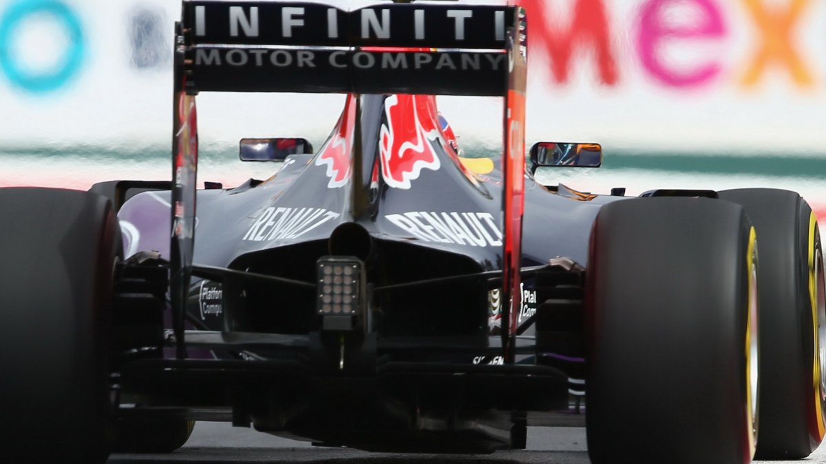 Difuzor a výfuk vozu Red Bull RB11 - Renault v Mexiku