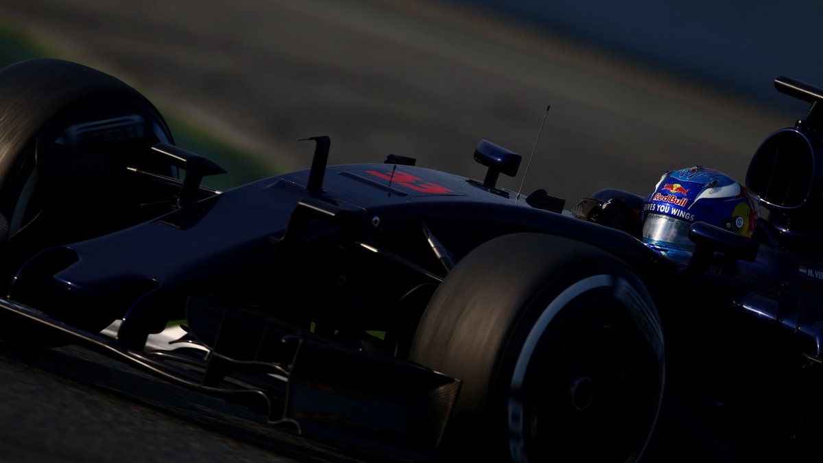 Max Verstappen s novým vozem Toro Rosso STR11 - Ferrari