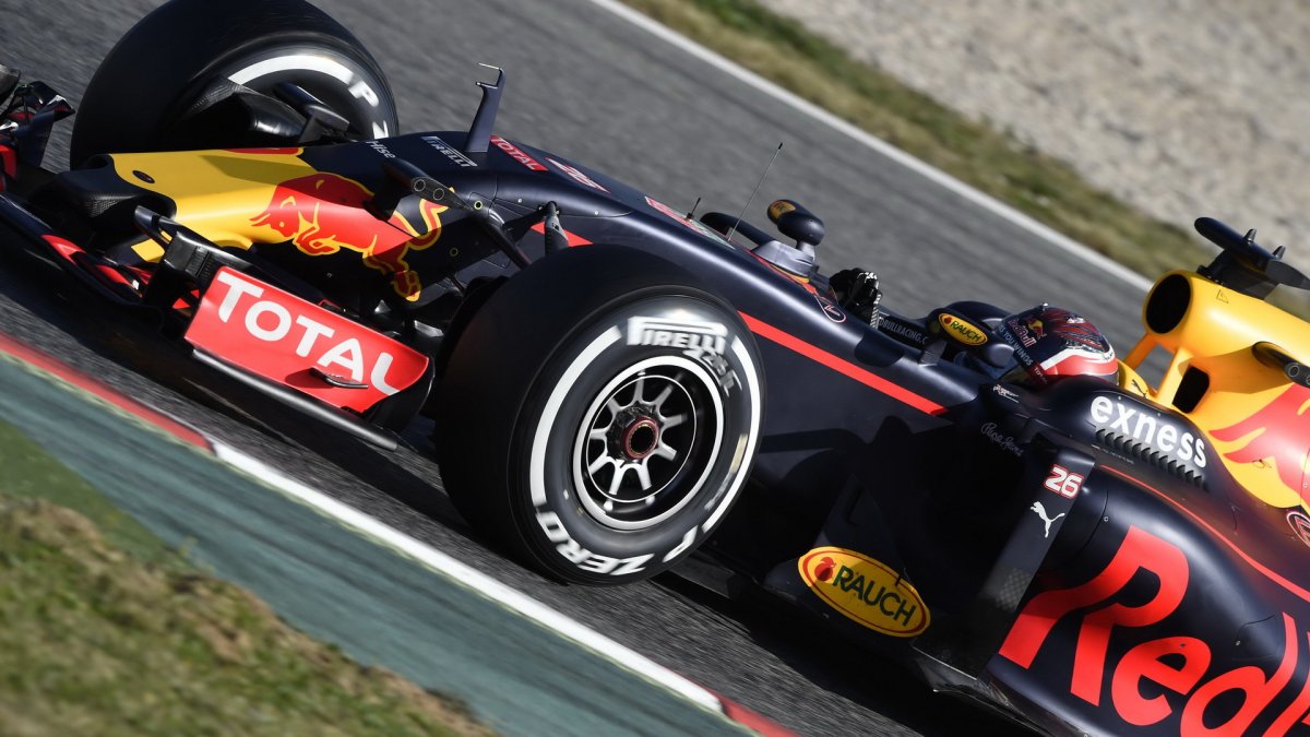 Daniil Kvjat při čtvrtečních testech v Barceloně