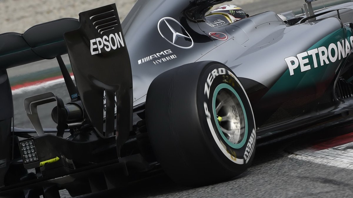 Difuzor a výfuk vozu Mercedes F1W07 Hybrid