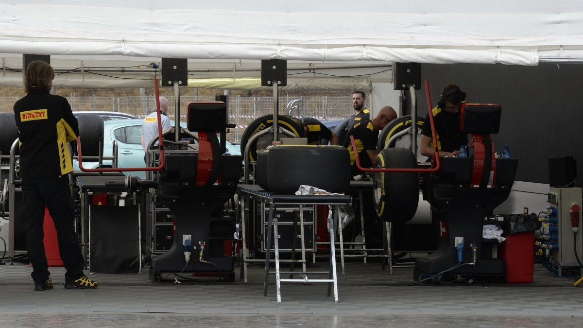 Příprava pneumatik při čtvrtečních testech v Barceloně