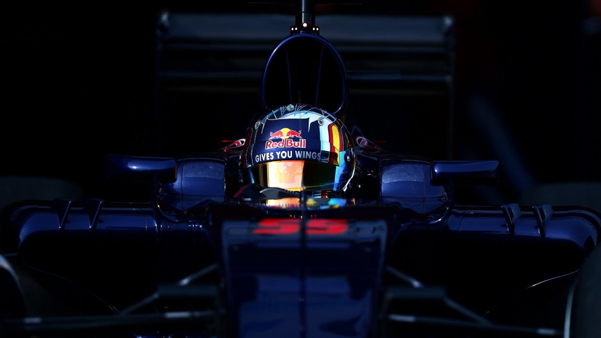 Carlos Sainz s novým vozem Toro Rosso STR11 - Ferrari