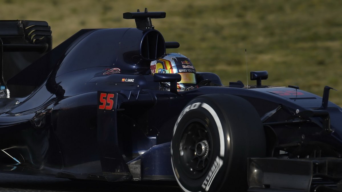 Carlos Sainz s novým vozem Toro Rosso STR11 - Ferrari