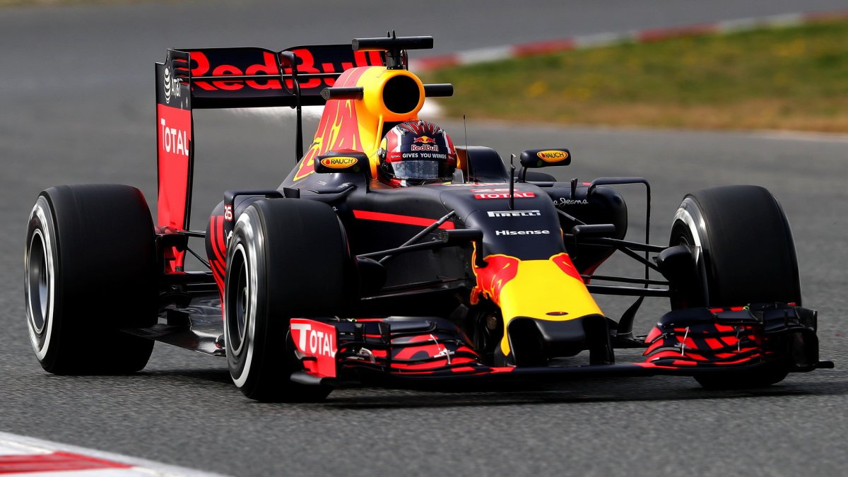 Daniil Kvjat s novým vozem Red Bull RB12 - Renault