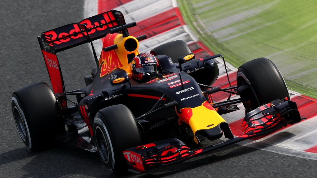 Daniil Kvjat s novým vozem Red Bull RB12 - Renault