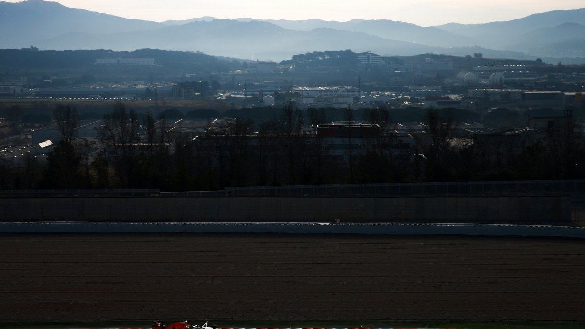 Daniil Kvjat s novým vozem Red Bull RB12 - Renault