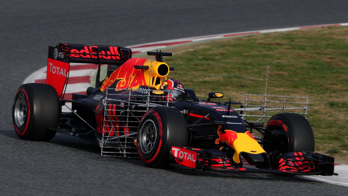 Daniil Kvjat s novým vozem Red Bull RB12 - Renault