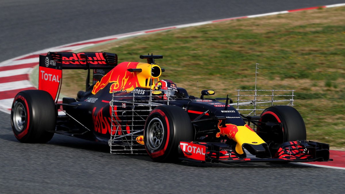 Daniil Kvjat s novým vozem Red Bull RB12 - Renault