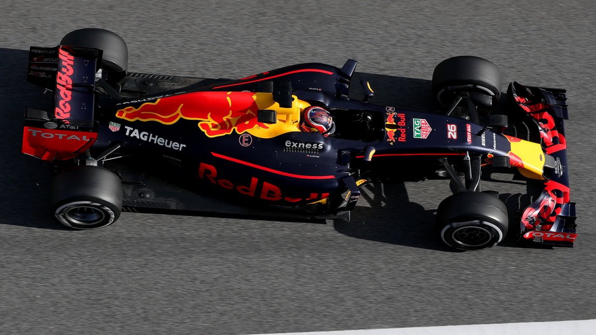 Daniil Kvjat s novým vozem Red Bull RB12 - Renault