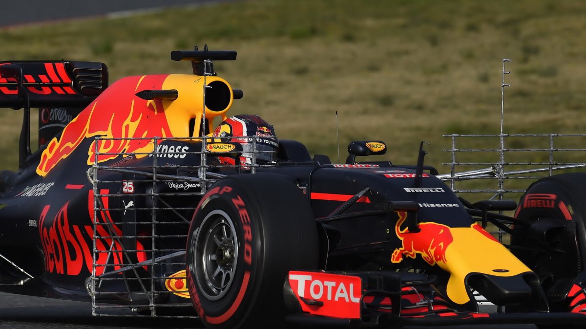 Daniil Kvjat s novým vozem Red Bull RB12 - Renault