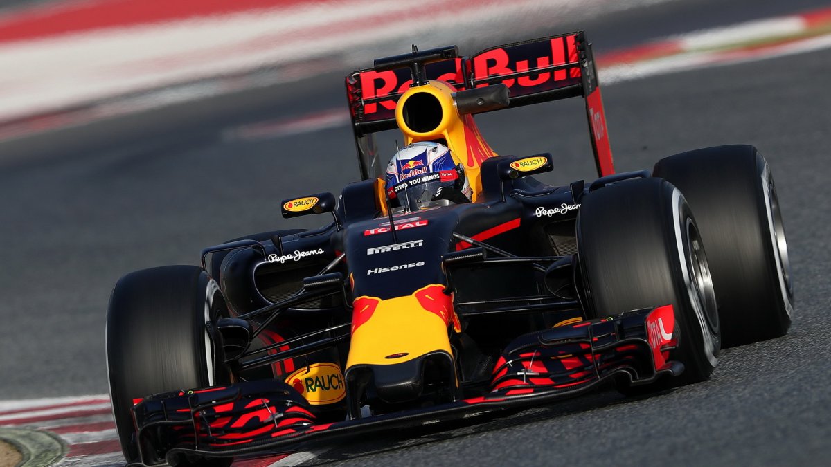 Daniel Ricciardo s novým vozem Red Bull RB12 - Renault