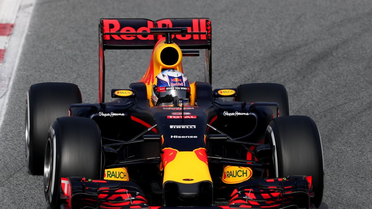Daniel Ricciardo s novým vozem Red Bull RB12 - Renault