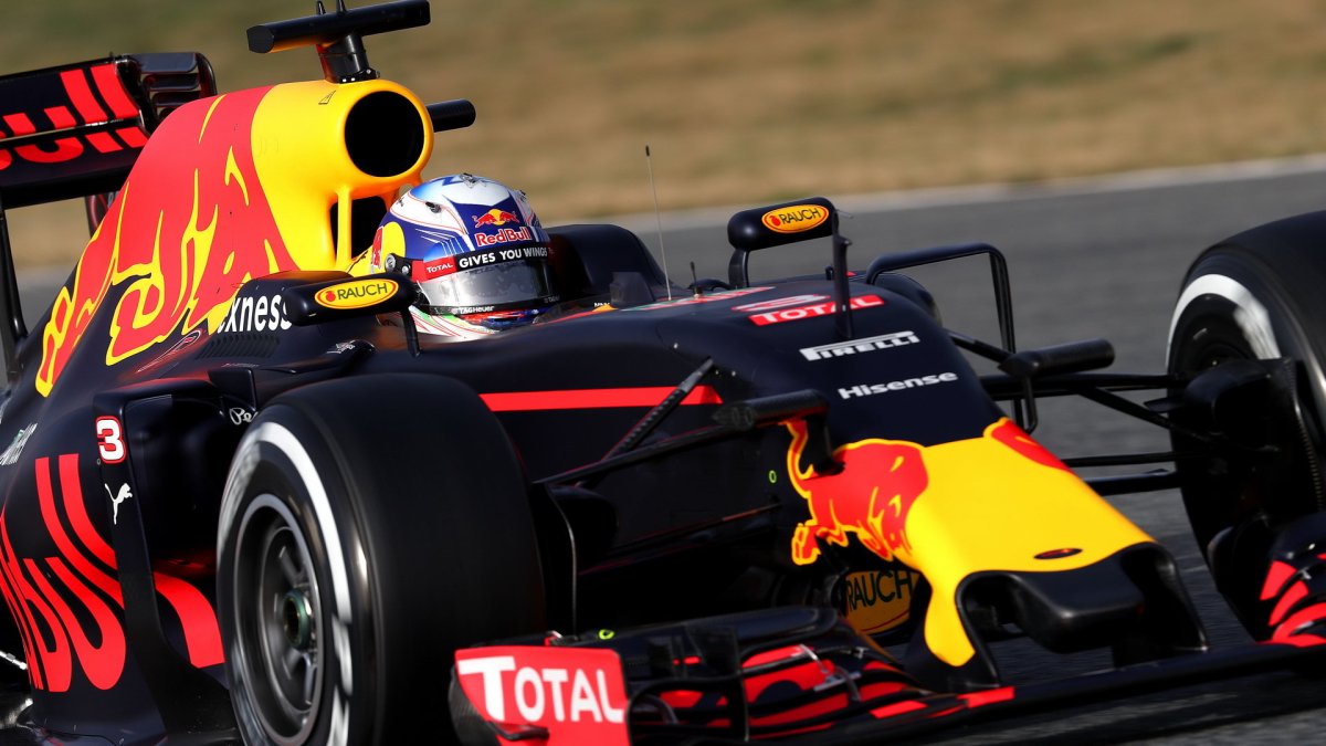 Daniel Ricciardo s novým vozem Red Bull RB12 - Renault