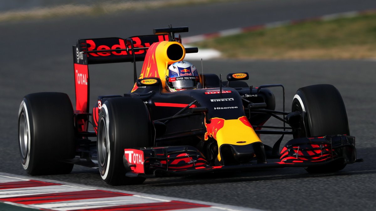 Daniel Ricciardo s novým vozem Red Bull RB12 - Renault