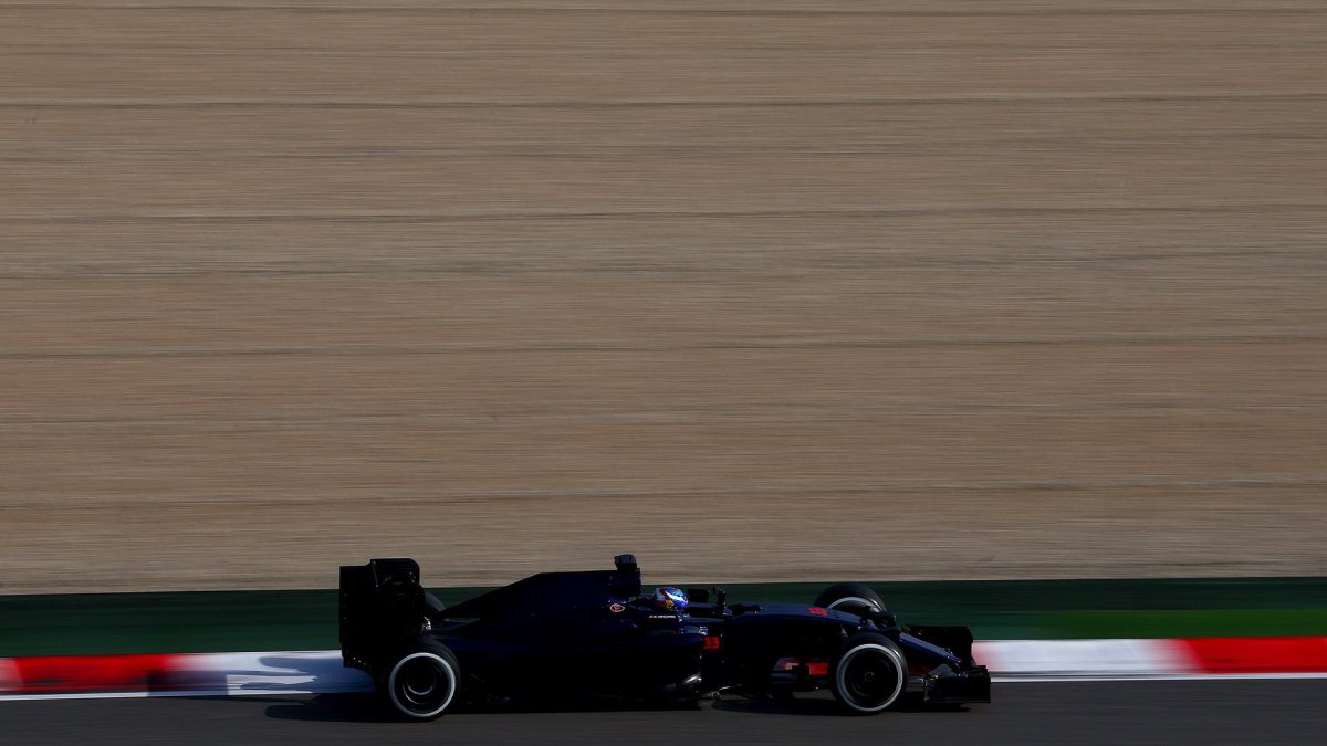 Max Verstappen s novým vozem Toro Rosso STR11 - Ferrari