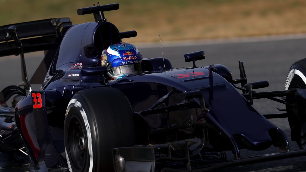Max Verstappen s novým vozem Toro Rosso STR11 - Ferrari