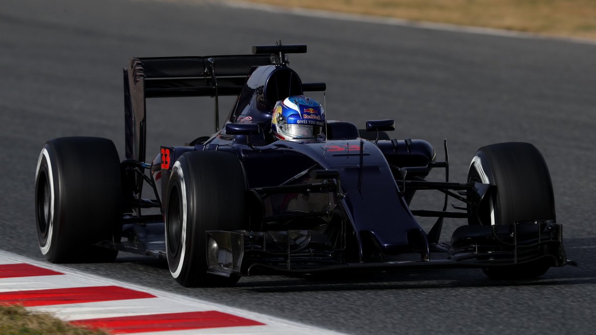 Max Verstappen s novým vozem Toro Rosso STR11 - Ferrari