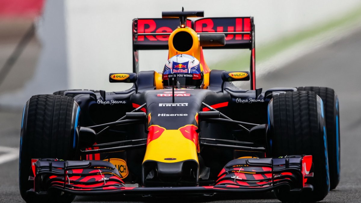 Daniel Ricciardo s vozem Red Bull RB12 - Renault