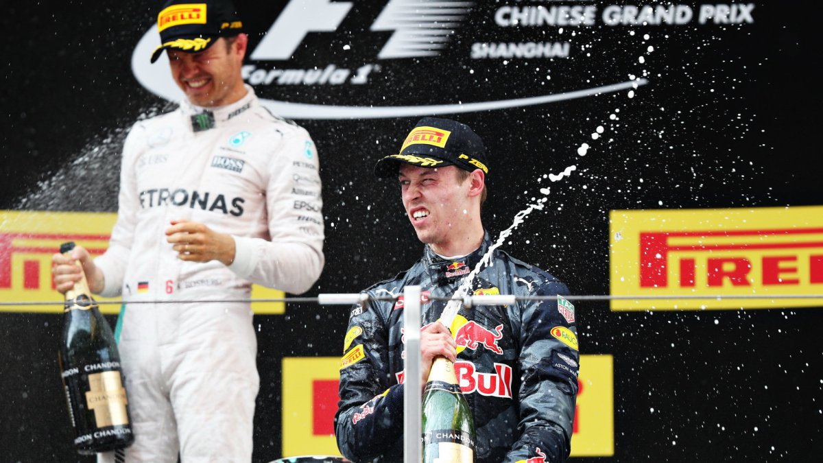 Nico Rosberg a Daniil Kvjat na pódiu po závodě v Číně