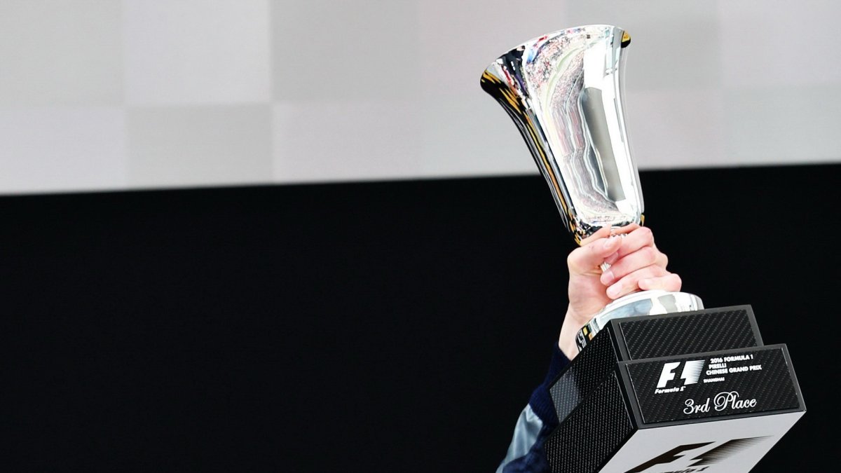 Trofej Daniila Kvjata po závodě v Číně