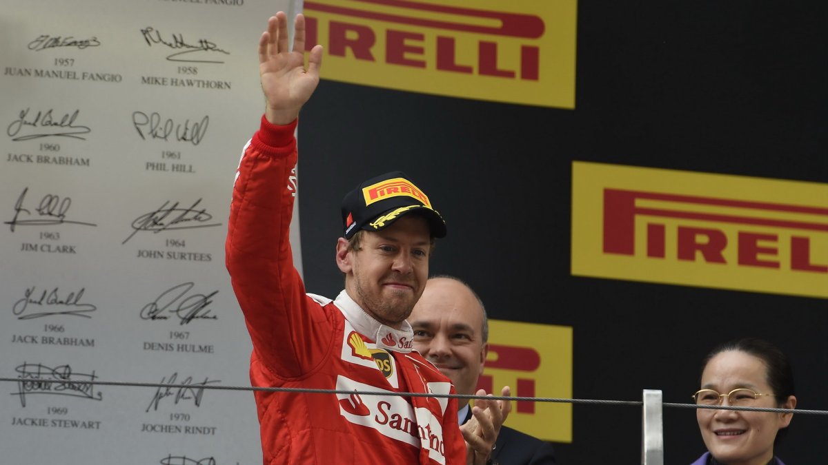 Sebastian Vettel na pódiu po závodě v Číně
