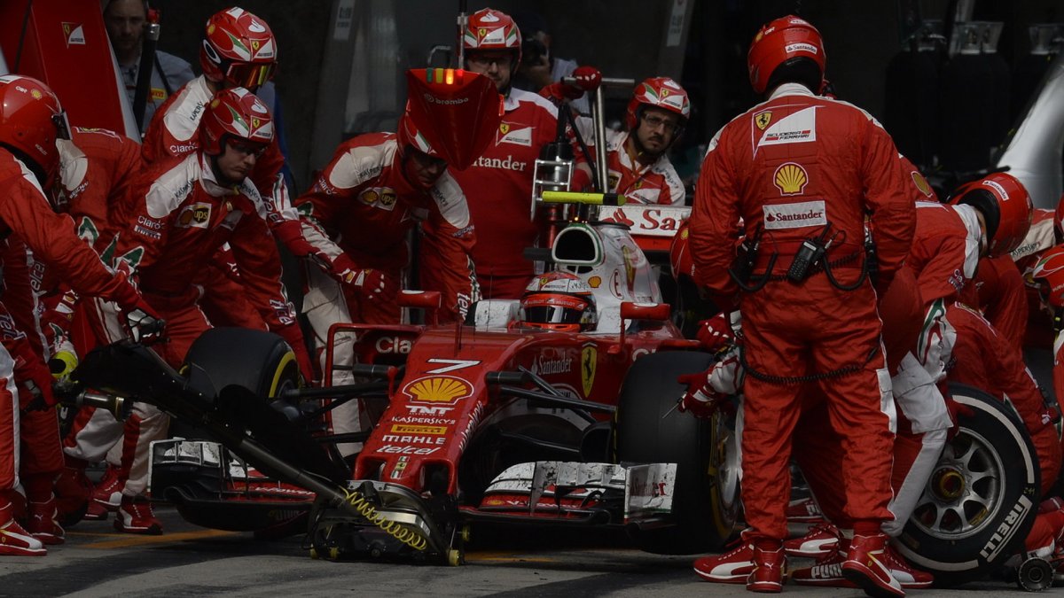 Kimi při zastávce v boxech v závodě v Číně