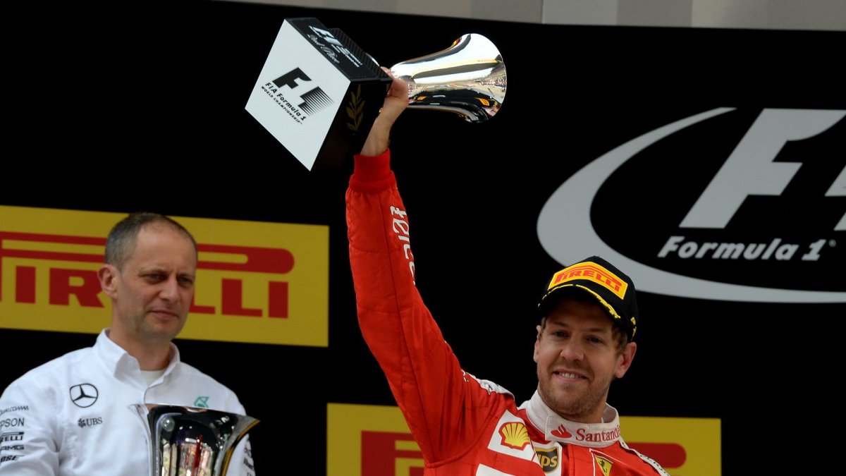 Sebastian Vettel se svou trofejí na pódiu v Číně