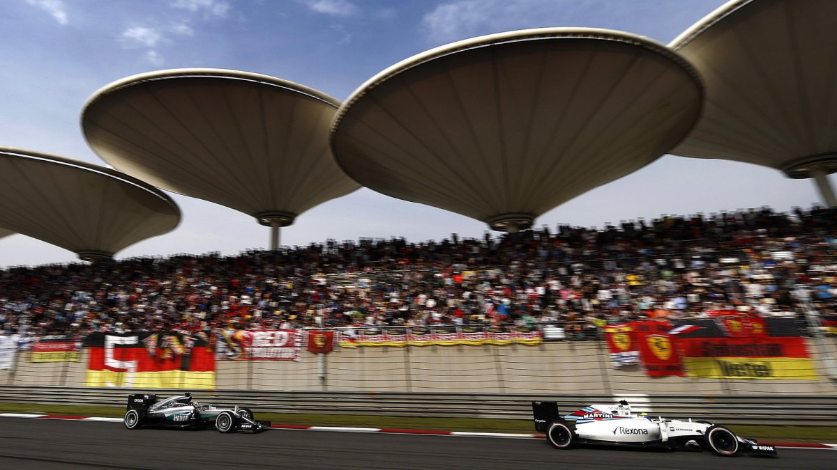 Felipe Massa a Lewis Hamilton v závodě v Číně