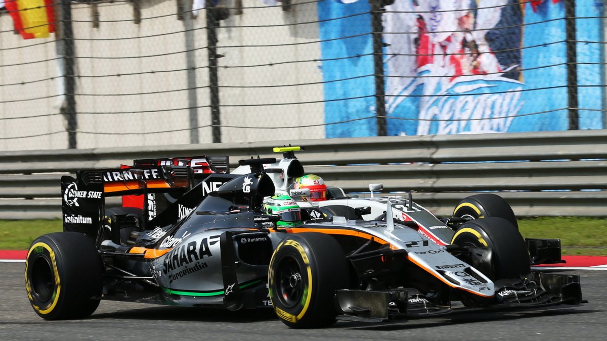 Nico Hülkenberg předjíždí Estebana Gutiérreze v závodě v Číně
