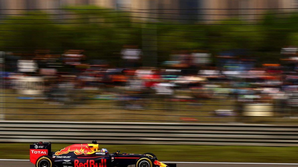 Daniel Ricciardo v závodě v Číně