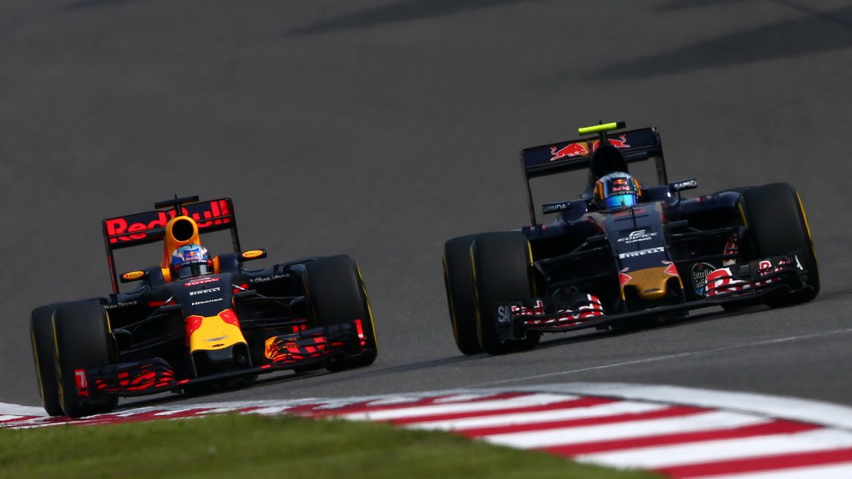 Daniel Ricciardo a Carlos Sainz v závodě v Číně