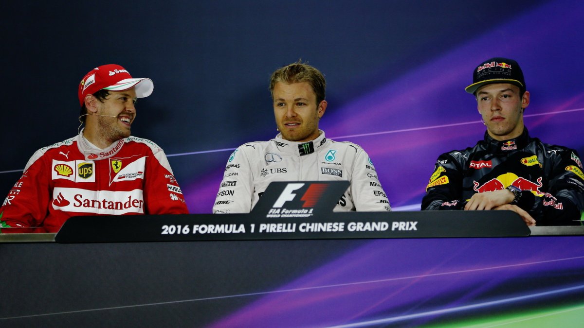 Sebastian Vettel, Nico Rosberg a Daniil Kvjat na tiskovnce po závodě v Číně