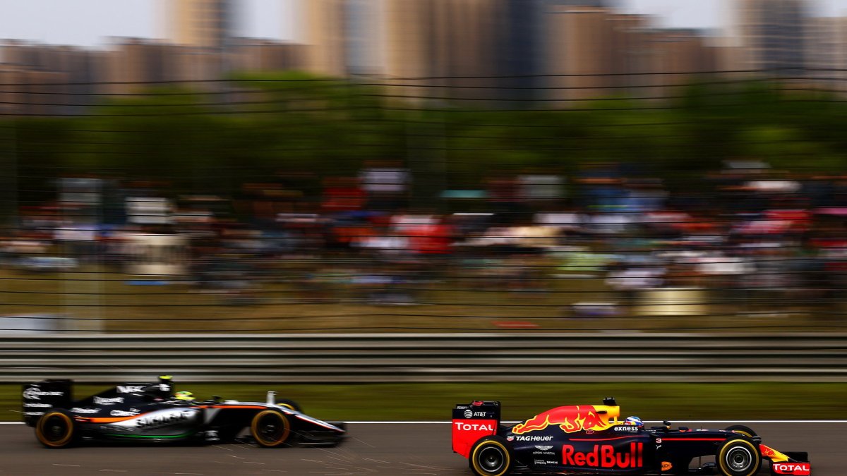 Daniel Ricciardo a Sergio Pérez v závodě v Číně