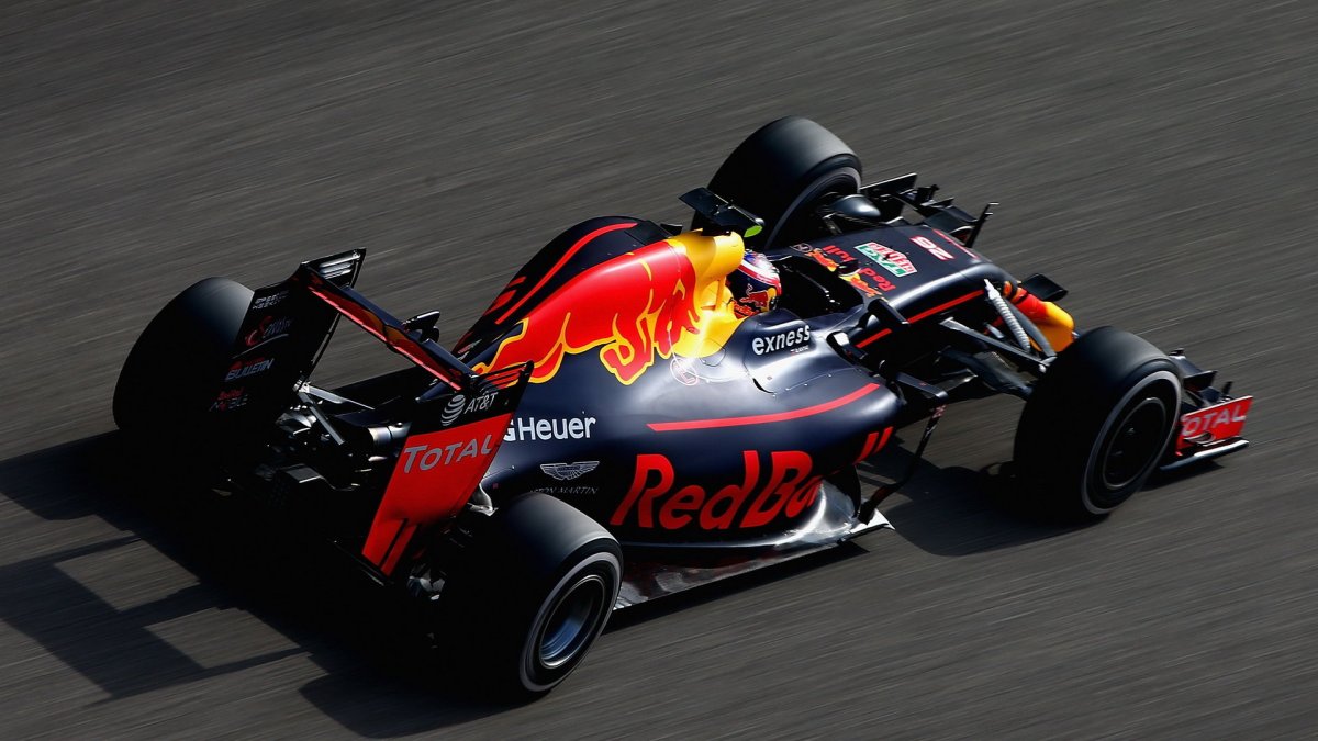 Daniil Kvjat v závodě v Číně