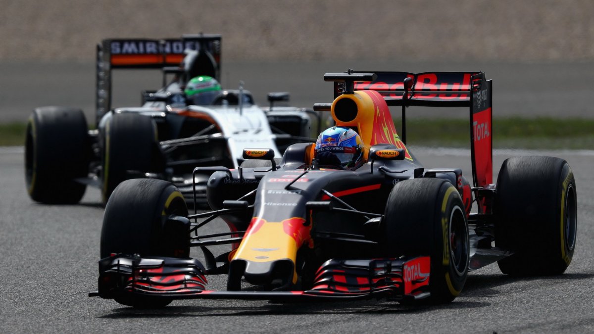 Daniel Ricciardo a Nico Hülkenberg v závodě v Číně