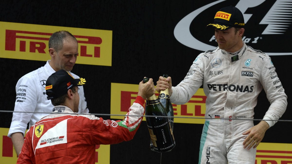 Sebastian Vettel a Nico Rosberg na pódiu v Číně