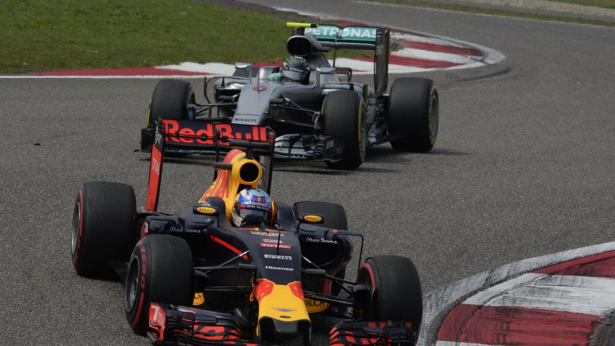 Daniel Ricciardo a Nico Rosberg v závodě v Číně